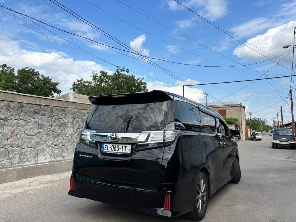 Toyota Alphard, вид сзади