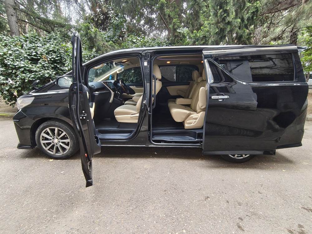 Toyota Alphard, боковой профиль с открытыми дверями