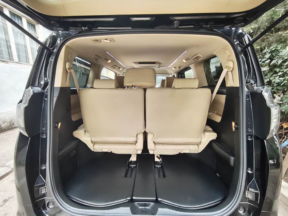 Открытый багажник Toyota Alphard